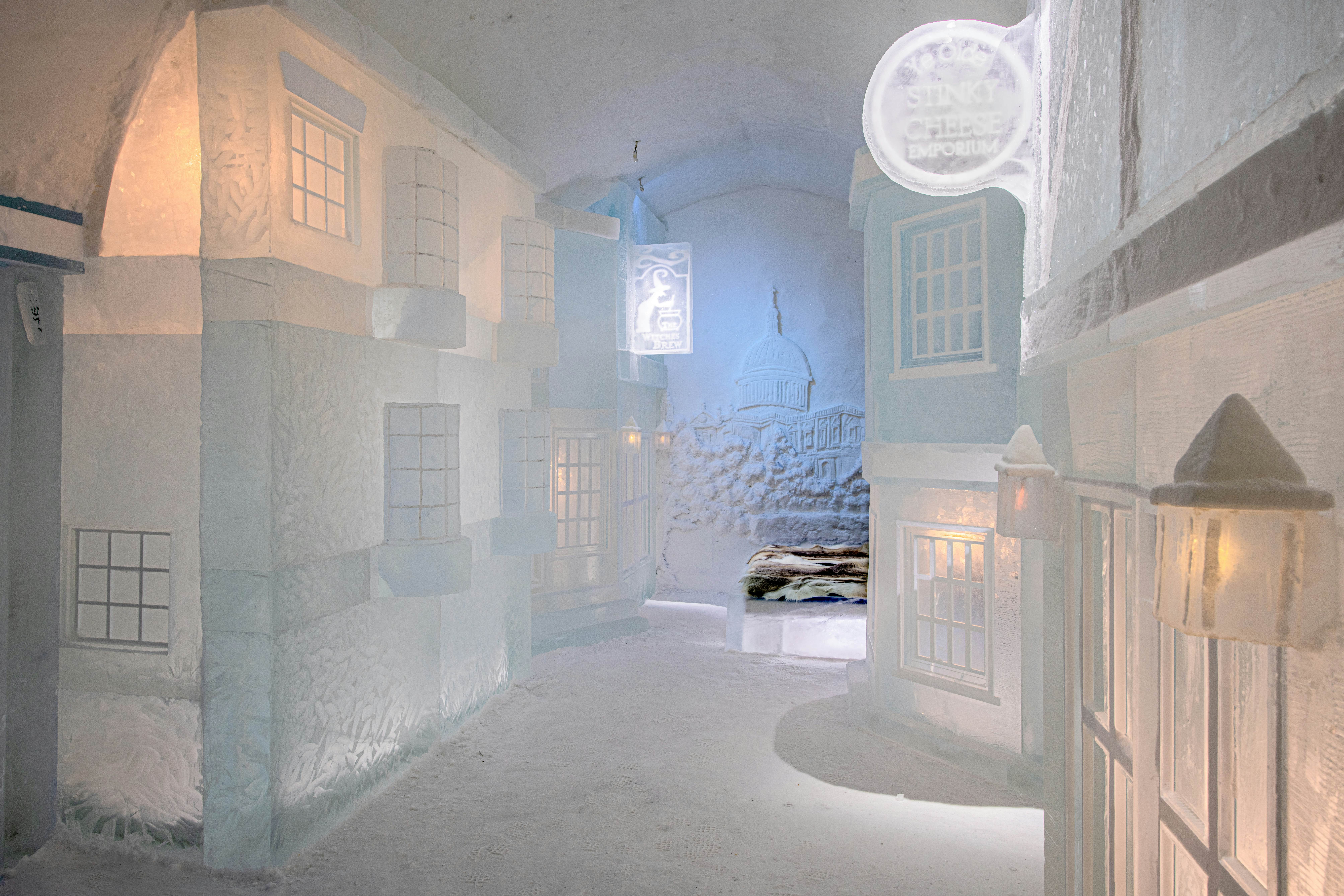 Dickensian Street, Jonathan Green & Marnie Green - ICEHOTEL 32, photo - Asaf Kliger